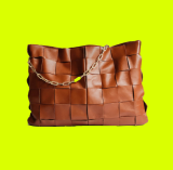 Bolsa na cor marrom com alça de corrente com detalhe verde.