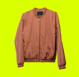 Casaco na cor marrom, manga longa com ziper e bolsos laterais.