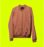 Casaco na cor marrom, manga longa com ziper e bolsos laterais.